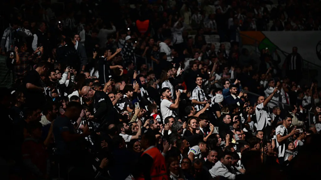 Beşiktaşlı taraftarlardan Kasımpaşalı futbolcuya sert tepki!- Beşiktaş