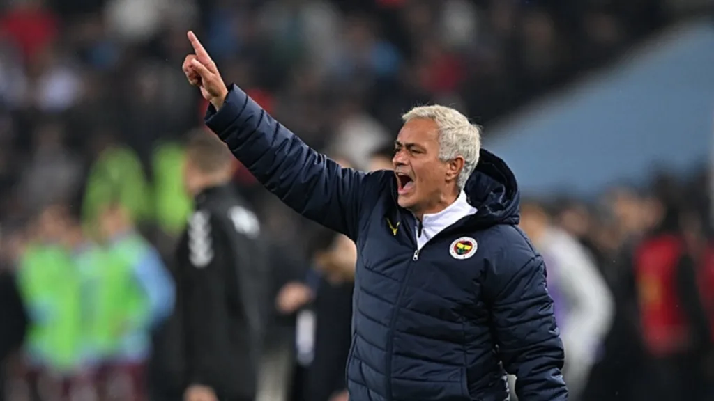 Dünyaca ünlü hesaptan Jose Mourinho paylaşımı! "Spot ışıklarını seviyor"- Fenerbahçe