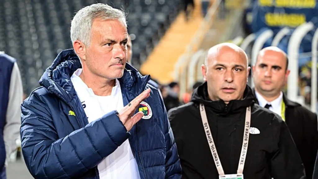 FENERBAHÇE HABERİ: İngiliz basınından Jose Mourinho'ya veto! "Son derece saygısızcaydı"- Fenerbahçe