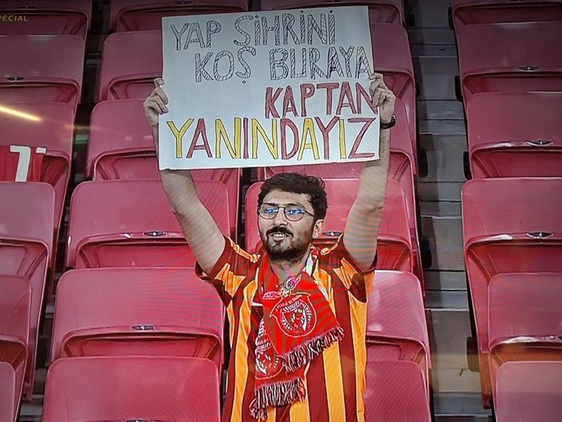 Galatasaraylı taraftardan Kerem Aktürkoğlu'na sürpriz: Yap sihrini koş buraya kaptan- Diğer Haberler