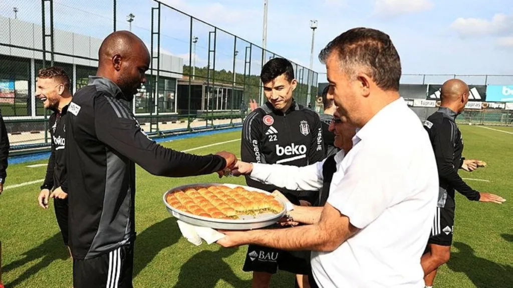 Yönetimden baklavalı ziyaret- Beşiktaş