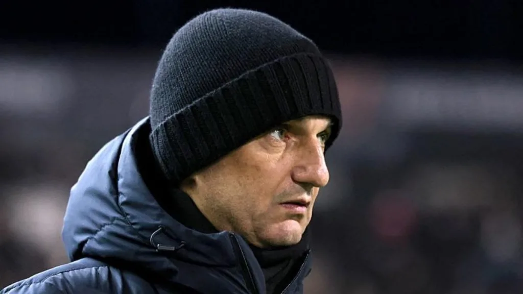 PAOK Teknik Direktörü Razvan Lucescu taraftarlara saldırdı!- Futbol