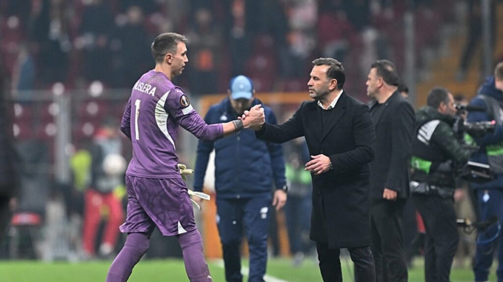 Galatasaray taraftarından Muslera hazırlığı! Tümosan Konyaspor maçında...- Futbol