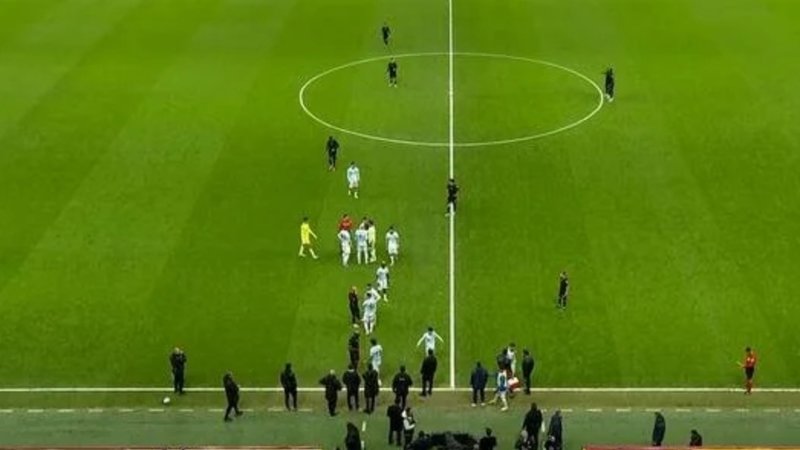 Adana Demirspor, Galatasaray deplasmanında sahadan çekildi!- Adana Demirspor
