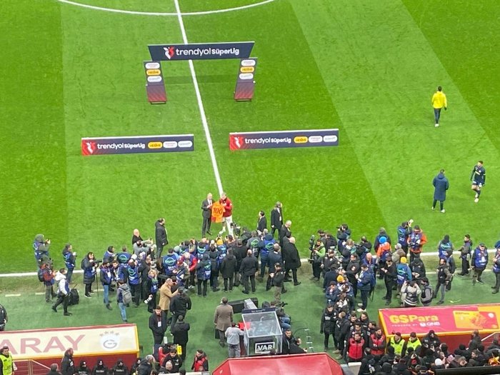 Galatasaray'da Barış Alper Yılmaz’a derbi öncesi plaket- Futbol