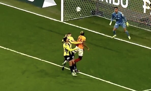 Galatasaray'da Victor Osimhen penaltı bekledi! Hakem devam dedi- Futbol