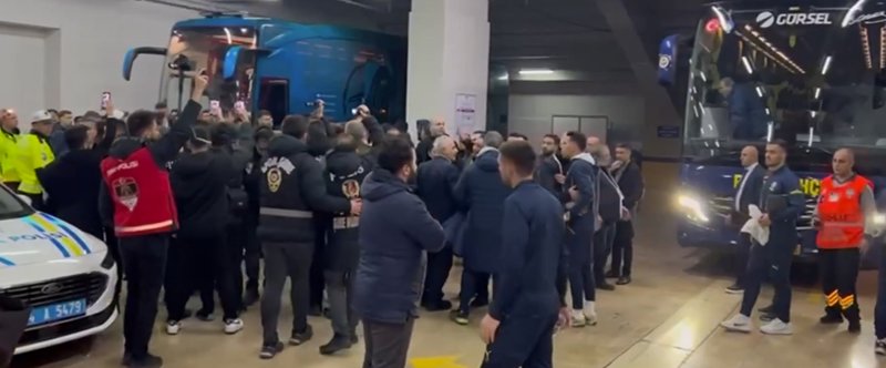 Maç sonu Fenerbahçe ve Ç. Rizesporlu futbolcular arasında gerginlik!- Fenerbahçe