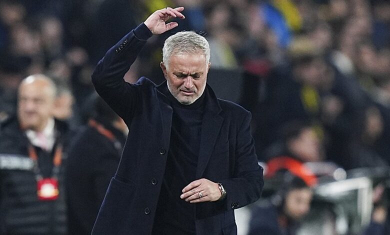 Takımlar 'tamam' taraftarlar 'devam' diyor! Jose Mourinho böyle tepki gösterdi 24 Takımlar 'tamam' taraftarlar 'devam' diyor! Jose Mourinho böyle tepki gösterdi- Fenerbahçe