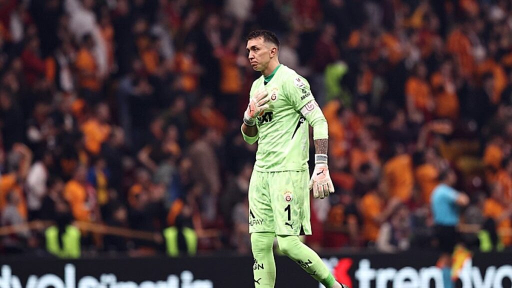 GALATASARAY HABERİ - Muslera'nın yerine sürpriz transfer! Herkes Berke Özer'i beklerken...- Futbol