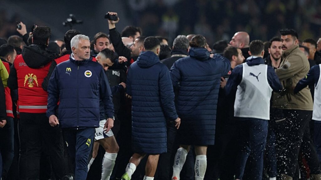 FENERBAHÇE HABERİ | Jose Mourinho ceza alacak mı? Yönetmelik ne diyor?- Fenerbahçe