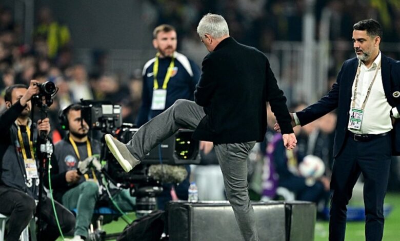 FENERBAHÇE HABERİ | Kriz toplantısında Jose Mourinho isyanı: Kimi getirsek saçmalıyor! 16 FENERBAHÇE HABERİ | Kriz toplantısında Jose Mourinho isyanı: Kimi getirsek saçmalıyor!- Fenerbahçe