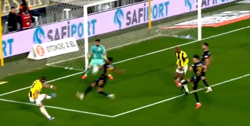 Fenerbahçe penaltı bekledi hakem 'Devam' dedi!- Fenerbahçe