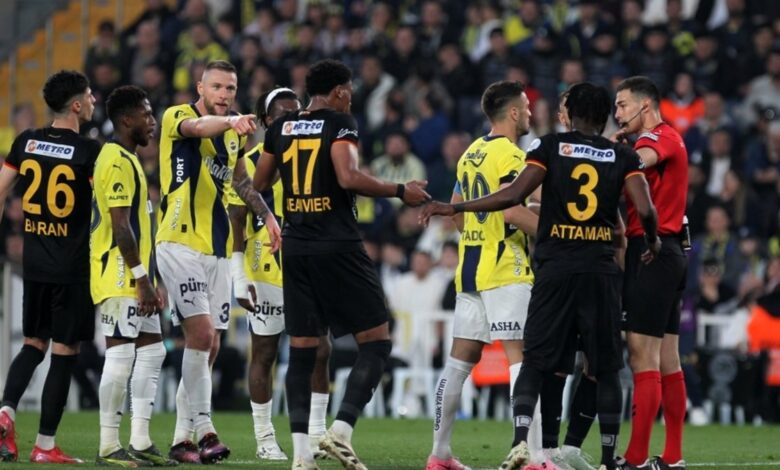 Fenerbahçe penaltı bekledi hakem 'Devam' dedi! 14 Fenerbahçe penaltı bekledi hakem 'Devam' dedi!- Fenerbahçe