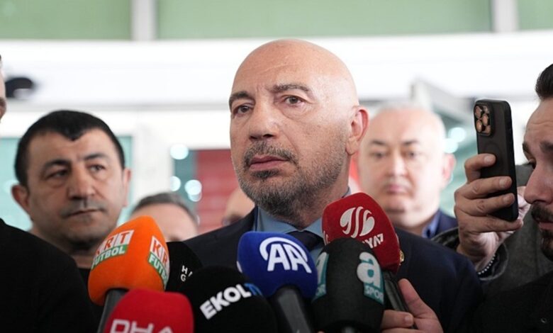 Fenerbahçe Yüksek Divan Kurulu'nda gerginlik! Ümit Özat ile Hakan Bilal Kutlualp... 12 Fenerbahçe Yüksek Divan Kurulu'nda gerginlik! Ümit Özat ile Hakan Bilal Kutlualp...- Fenerbahçe