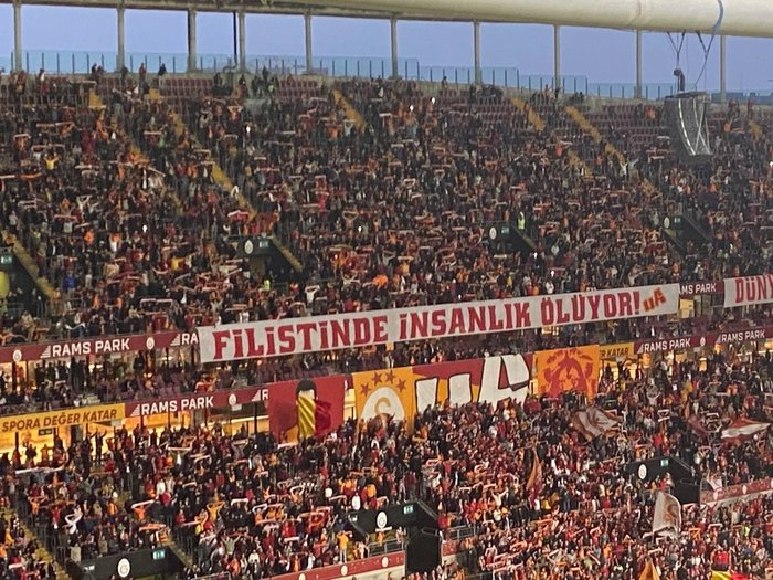 Galatasaray'dan Filistin'e destek pankartı!- Futbol