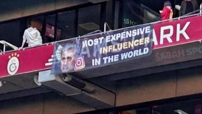 'Acımasızca trollendi!' İngilizlerin Rams Park şaşkınlığı: Jose Mourinho için açılan pankart Avrupa'da olay oldu... 25 'Acımasızca trollendi!' İngilizlerin Rams Park şaşkınlığı: Jose Mourinho için açılan pankart Avrupa'da olay oldu...- Futbol