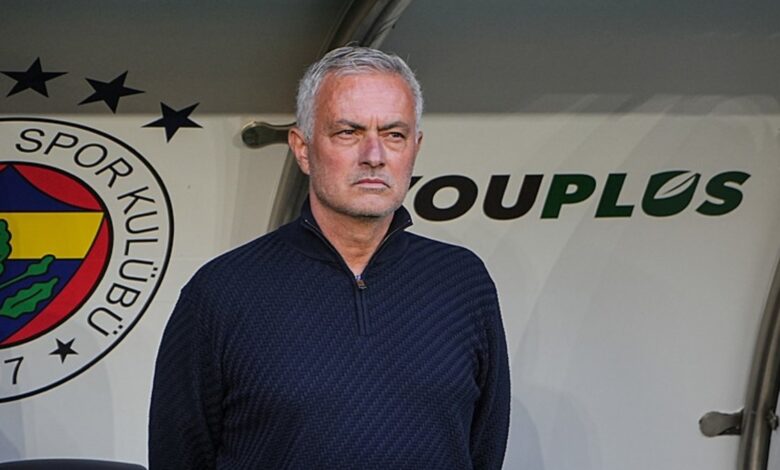 Ahmet Çakar’dan Mourinho’ya sert eleştiri: “Fenerbahçe'yi bitirdi!” 22 Ahmet Çakar’dan Mourinho’ya sert eleştiri: “Fenerbahçe'yi bitirdi!”- Fenerbahçe