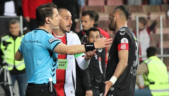 'Barış Alper'in şampiyonluk selfiesine kırmızı kart...' 36. haftanın hakem raporu açıklandı: 5 yıldızlı bilgisayar... 39 'Barış Alper'in şampiyonluk selfiesine kırmızı kart...' 36. haftanın hakem raporu açıklandı: 5 yıldızlı bilgisayar...- Futbol