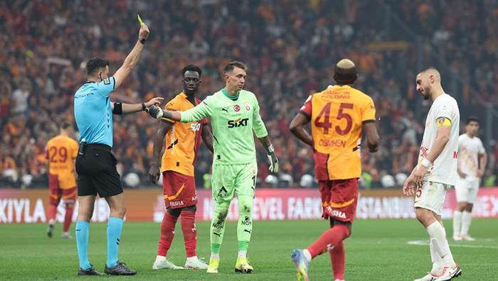 'Barış Alper'in şampiyonluk selfiesine kırmızı kart...' 36. haftanın hakem raporu açıklandı: 5 yıldızlı bilgisayar... 30 'Barış Alper'in şampiyonluk selfiesine kırmızı kart...' 36. haftanın hakem raporu açıklandı: 5 yıldızlı bilgisayar...- Futbol