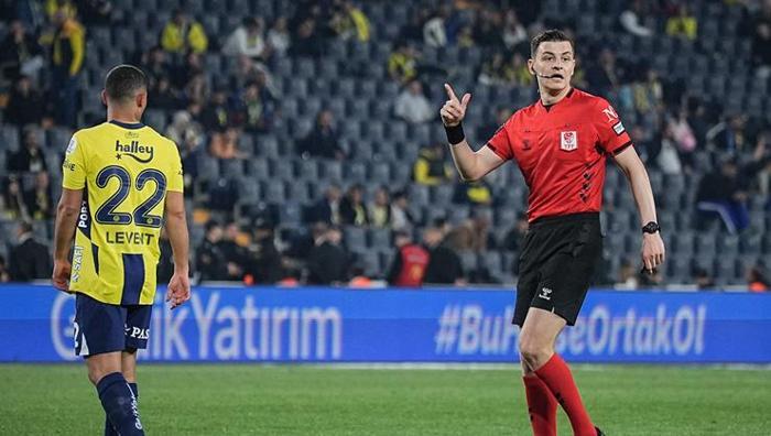 'Barış Alper'in şampiyonluk selfiesine kırmızı kart...' 36. haftanın hakem raporu açıklandı: 5 yıldızlı bilgisayar... 33 'Barış Alper'in şampiyonluk selfiesine kırmızı kart...' 36. haftanın hakem raporu açıklandı: 5 yıldızlı bilgisayar...- Futbol