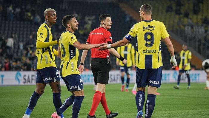 'Barış Alper'in şampiyonluk selfiesine kırmızı kart...' 36. haftanın hakem raporu açıklandı: 5 yıldızlı bilgisayar... 32 'Barış Alper'in şampiyonluk selfiesine kırmızı kart...' 36. haftanın hakem raporu açıklandı: 5 yıldızlı bilgisayar...- Futbol