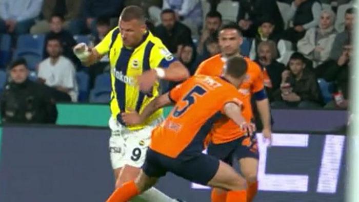 Başakşehir - Fenerbahçe maçına vuran an! Trio ekibi noktayı koydu: 'Bundan daha iyi kanıt yok!' 36 Başakşehir - Fenerbahçe maçına vuran an! Trio ekibi noktayı koydu: 'Bundan daha iyi kanıt yok!'- Futbol