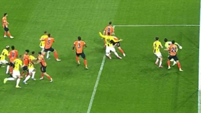 Başakşehir - Fenerbahçe maçına vuran an! Trio ekibi noktayı koydu: 'Bundan daha iyi kanıt yok!' 41 Başakşehir - Fenerbahçe maçına vuran an! Trio ekibi noktayı koydu: 'Bundan daha iyi kanıt yok!'- Futbol