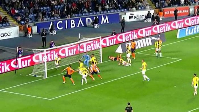 Başakşehir - Fenerbahçe maçına vuran an! Trio ekibi noktayı koydu: 'Bundan daha iyi kanıt yok!' 38 Başakşehir - Fenerbahçe maçına vuran an! Trio ekibi noktayı koydu: 'Bundan daha iyi kanıt yok!'- Futbol