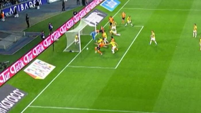 Başakşehir - Fenerbahçe maçına vuran an! Trio ekibi noktayı koydu: 'Bundan daha iyi kanıt yok!' 40 Başakşehir - Fenerbahçe maçına vuran an! Trio ekibi noktayı koydu: 'Bundan daha iyi kanıt yok!'- Futbol