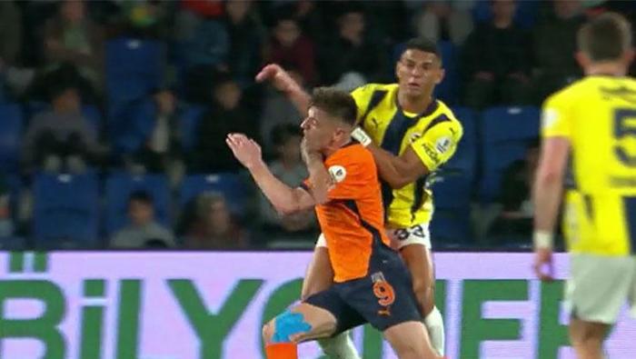 Başakşehir - Fenerbahçe maçına vuran an! Trio ekibi noktayı koydu: 'Bundan daha iyi kanıt yok!' 47 Başakşehir - Fenerbahçe maçına vuran an! Trio ekibi noktayı koydu: 'Bundan daha iyi kanıt yok!'- Futbol