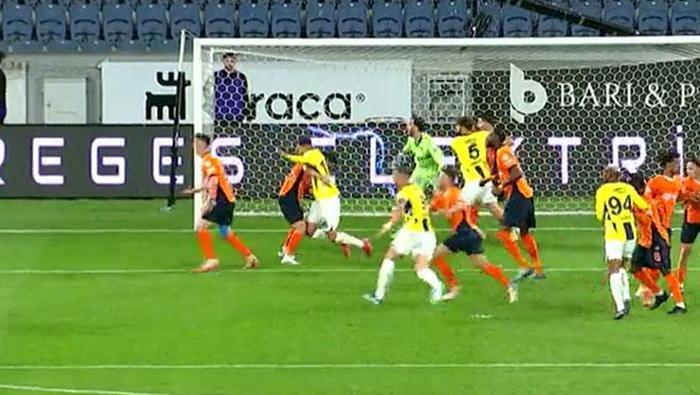 Başakşehir - Fenerbahçe maçına vuran an! Trio ekibi noktayı koydu: 'Bundan daha iyi kanıt yok!' 42 Başakşehir - Fenerbahçe maçına vuran an! Trio ekibi noktayı koydu: 'Bundan daha iyi kanıt yok!'- Futbol