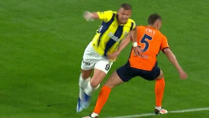 Başakşehir - Fenerbahçe maçına vuran an! Trio ekibi noktayı koydu: 'Bundan daha iyi kanıt yok!' 35 Başakşehir - Fenerbahçe maçına vuran an! Trio ekibi noktayı koydu: 'Bundan daha iyi kanıt yok!'- Futbol