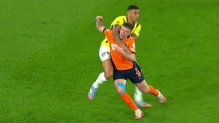 Başakşehir - Fenerbahçe maçına vuran an! Trio ekibi noktayı koydu: 'Bundan daha iyi kanıt yok!' 46 Başakşehir - Fenerbahçe maçına vuran an! Trio ekibi noktayı koydu: 'Bundan daha iyi kanıt yok!'- Futbol
