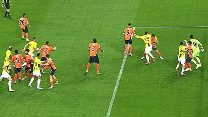 Başakşehir - Fenerbahçe maçına vuran an! Trio ekibi noktayı koydu: 'Bundan daha iyi kanıt yok!' 43 Başakşehir - Fenerbahçe maçına vuran an! Trio ekibi noktayı koydu: 'Bundan daha iyi kanıt yok!'- Futbol