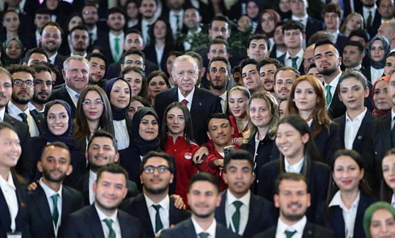 Başkan Recep Tayyip Erdoğan gençler ve milli sporcularla bir araya geldi- Diğer Haberler
