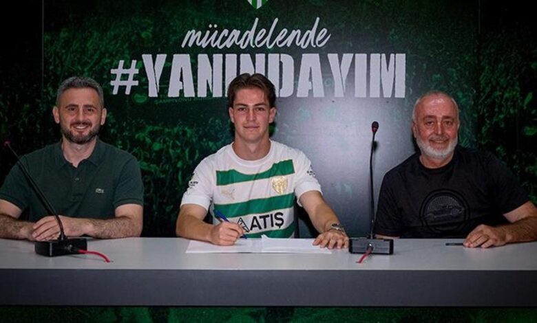 Bursaspor Ahmet Efe Çakmakkaya ile profesyonel sözleşme imzaladı 11 Bursaspor Ahmet Efe Çakmakkaya ile profesyonel sözleşme imzaladı- Futbol