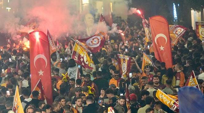 CANLI | Galatasaray Süper Lig'de 25. şampiyonluğunu kutluyor! Osimhen'den roman havası 20 CANLI | Galatasaray Süper Lig'de 25. şampiyonluğunu kutluyor! Osimhen'den roman havası- Futbol