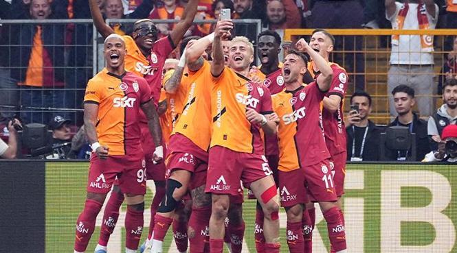CANLI | Galatasaray Süper Lig'de 25. şampiyonluğunu kutluyor! Osimhen'den roman havası 27 CANLI | Galatasaray Süper Lig'de 25. şampiyonluğunu kutluyor! Osimhen'den roman havası- Futbol