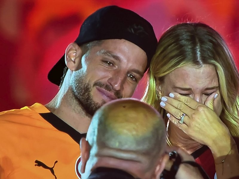 Dries Mertens ve ailesi taraftarlarla vedalaştı!- Futbol