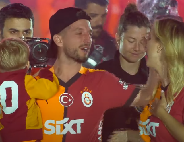 Dries Mertens ve ailesi taraftarlarla vedalaştı!- Futbol