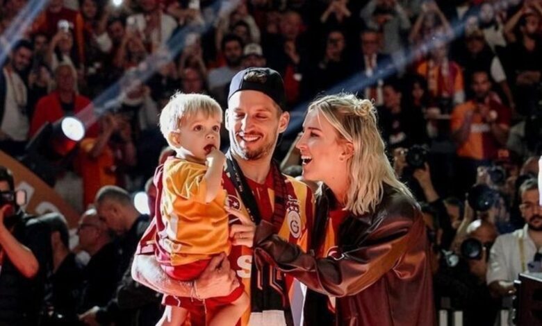 Dries Mertens ve ailesi taraftarlarla vedalaştı! 15 Dries Mertens ve ailesi taraftarlarla vedalaştı!- Futbol