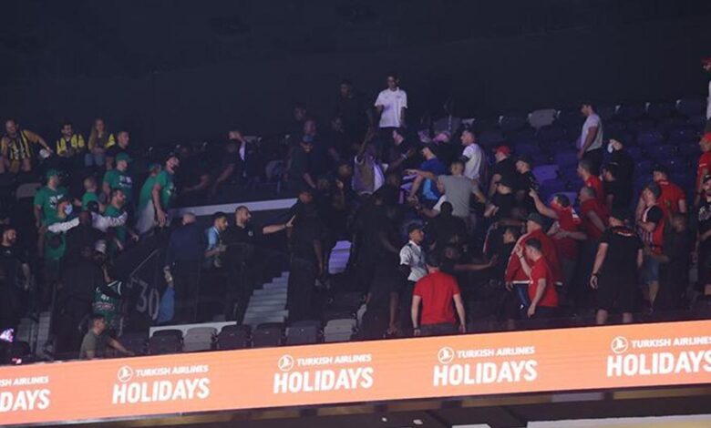 EuroLeague'de üçüncülük maçı öncesi Olympiakos-Panathinaikos tribünleri karıştı 12 EuroLeague'de üçüncülük maçı öncesi Olympiakos-Panathinaikos tribünleri karıştı- Ligler