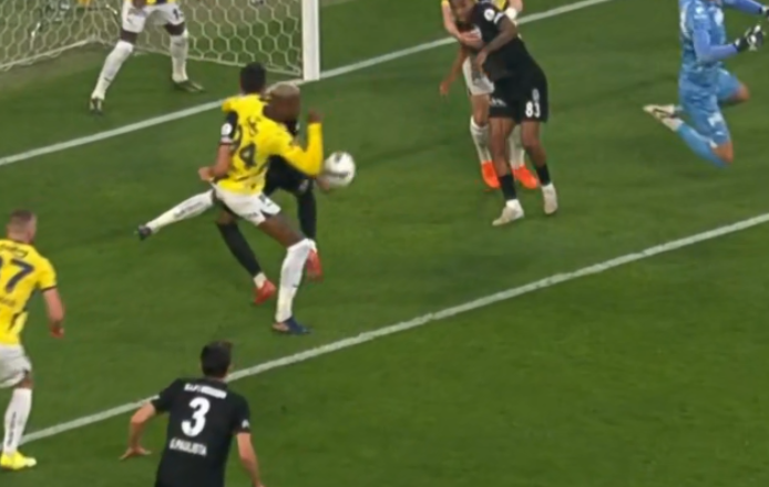 Fenerbahçe - Beşiktaş derbisinde penaltı kararı! İşte o pozisyon- Fenerbahçe