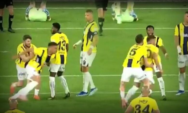 Fenerbahçe'de Dusan Tadic, Talisca'nın üzerine yürüdü! Ortam gerildi 14 Fenerbahçe'de Dusan Tadic, Talisca'nın üzerine yürüdü! Ortam gerildi- Futbol