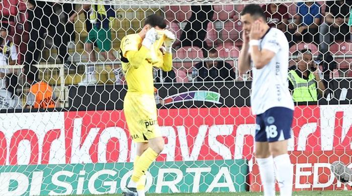 Fenerbahçe'de Ertuğrul Çetin'in büyük üzüntüsü! Koşarak soyunma odasına gitti 19 Fenerbahçe'de Ertuğrul Çetin'in büyük üzüntüsü! Koşarak soyunma odasına gitti- Futbol