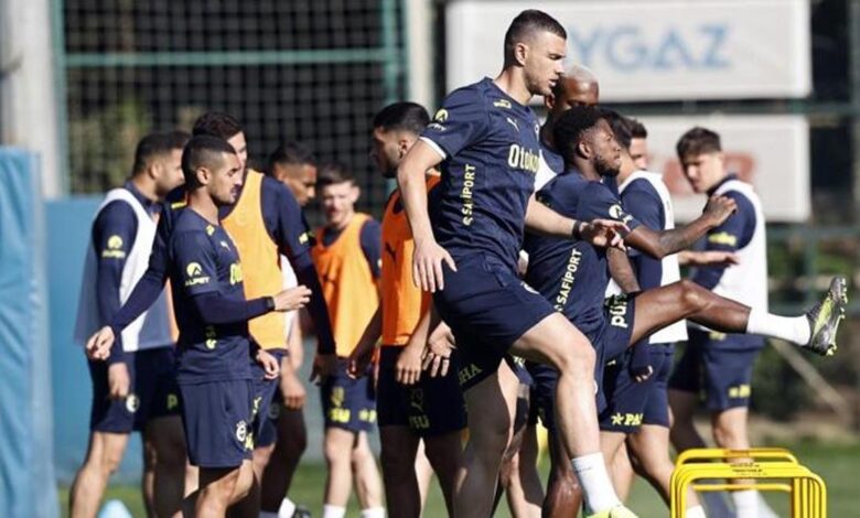 Fenerbahçe'de Eyüpspor maçı mesaisi başladı! 11 Fenerbahçe'de Eyüpspor maçı mesaisi başladı!- Beşiktaş