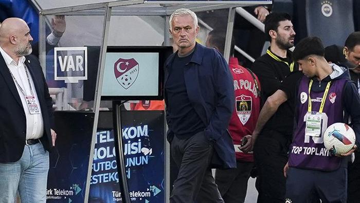 'Fenerbahçe'yi bekleyen tehlike' | Mourinho konusunda uyardı! Dikkat çeken detay 23 'Fenerbahçe'yi bekleyen tehlike' | Mourinho konusunda uyardı! Dikkat çeken detay- Futbol