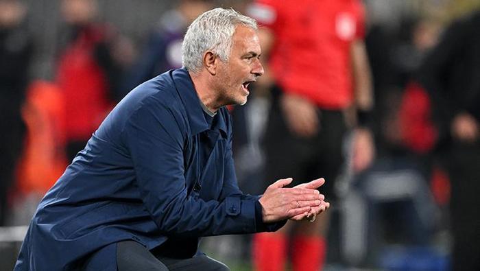 'Fenerbahçe'yi bekleyen tehlike' | Mourinho konusunda uyardı! Dikkat çeken detay 24 'Fenerbahçe'yi bekleyen tehlike' | Mourinho konusunda uyardı! Dikkat çeken detay- Futbol