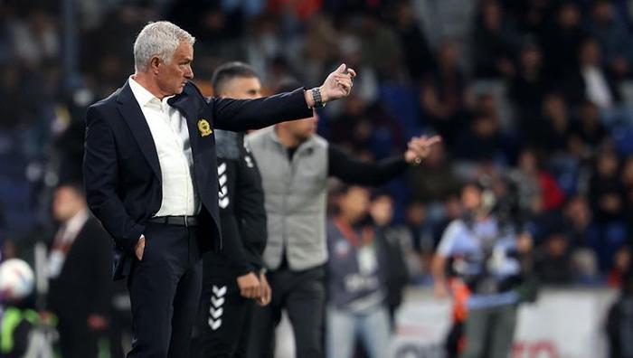 'Futbolcu mu, güreşçi mi?' Başakşehir FK-Fenerbahçe maçına damga vuran sözler: Gitmiş yine Euro'lar 26 'Futbolcu mu, güreşçi mi?' Başakşehir FK-Fenerbahçe maçına damga vuran sözler: Gitmiş yine Euro'lar- Futbol