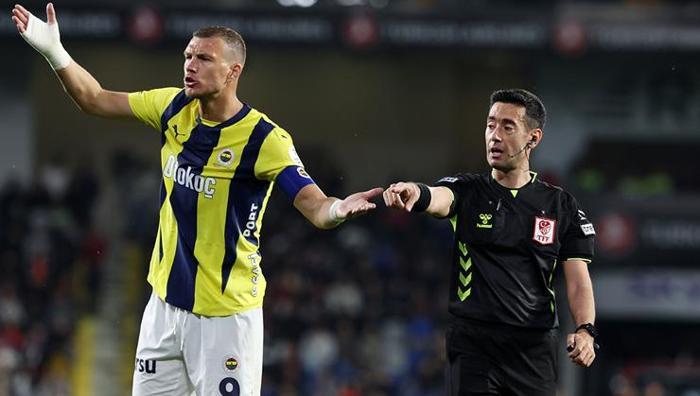 'Futbolcu mu, güreşçi mi?' Başakşehir FK-Fenerbahçe maçına damga vuran sözler: Gitmiş yine Euro'lar 36 'Futbolcu mu, güreşçi mi?' Başakşehir FK-Fenerbahçe maçına damga vuran sözler: Gitmiş yine Euro'lar- Futbol